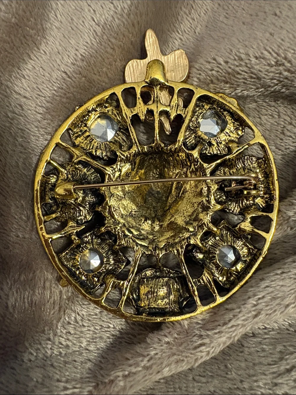 Vintage-Inspired Lion Head Brooch with Multicolored Glass Gems